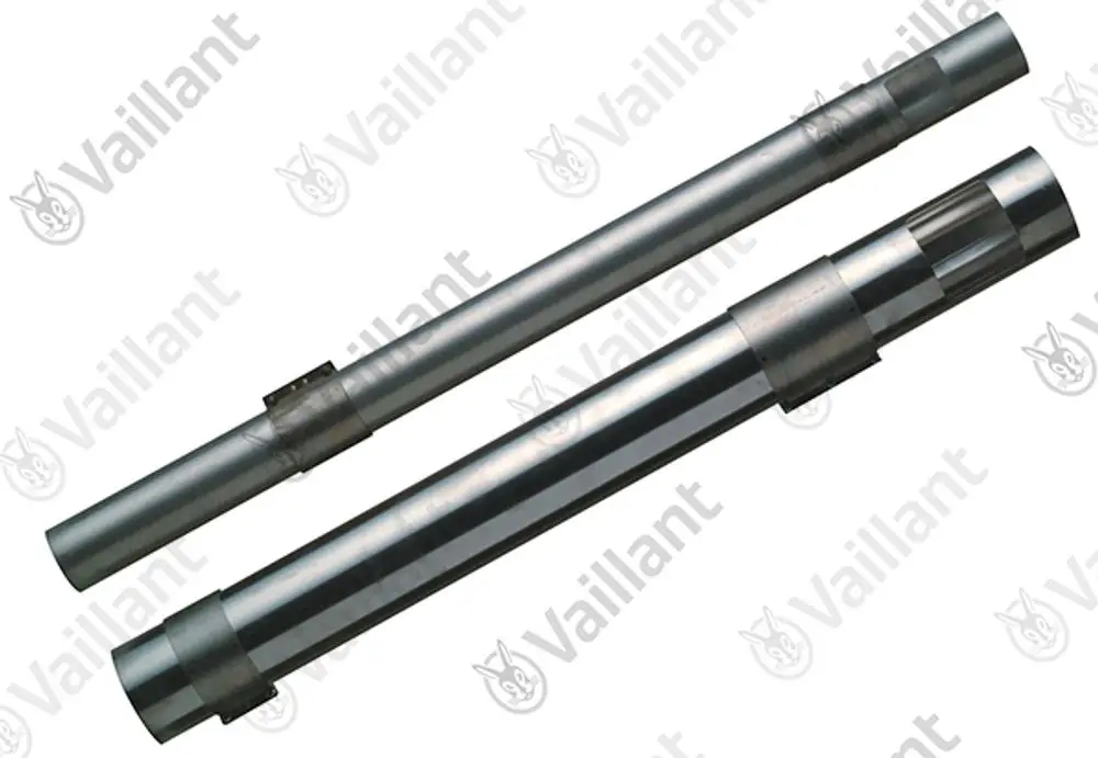 Vaillant Verlängerungsrohre in Metalloptik, verbunden durch eine Halterung, zur Verwendung als Zubehör in Heizsystemen.